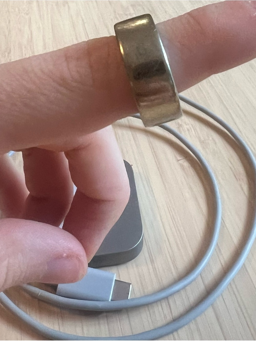 Oura Ring 4 — Gold exterior with Silver inner band size 6 - Picture 8 of 10